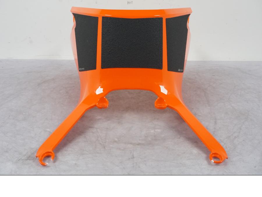 Vänster sida på Bensintankskåpa från en KTM 1290 Super Duke R -2022 motorcykel.