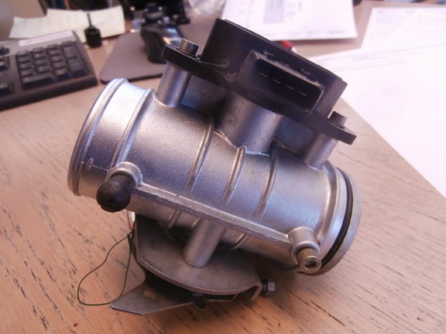 Snett uppifrån på Spjällhus från en BMW R 1100 S -1999 motorcykel.