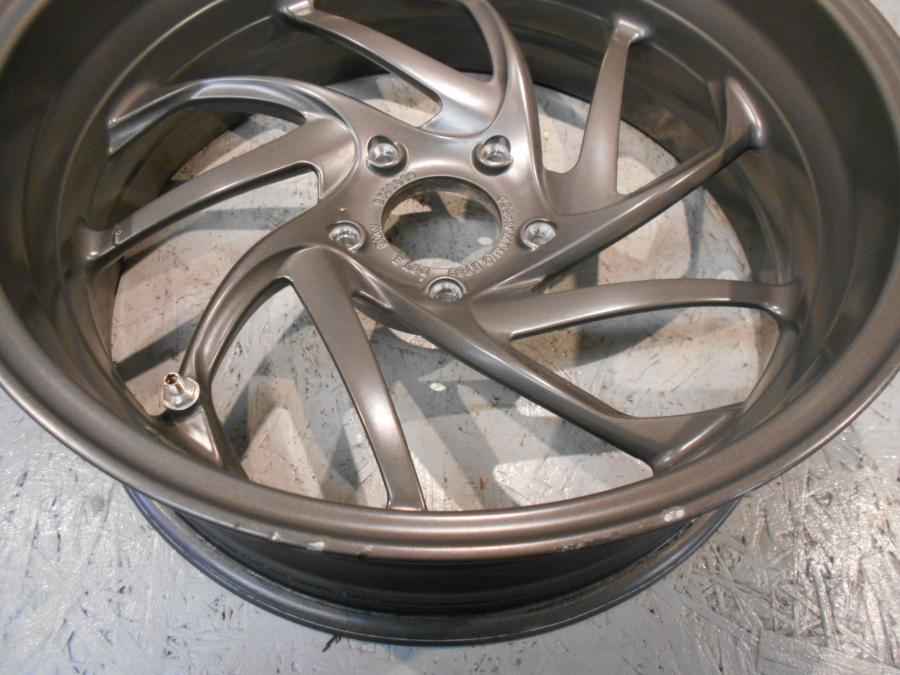 Vänster sida på Fälg från en BMW K 1600 -2015 motorcykel.