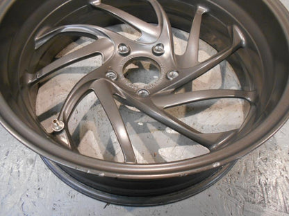 Vänster sida på Fälg från en BMW K 1600 -2015 motorcykel.