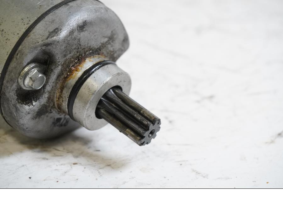 Baksidan på Startmotor från en Yamaha YZF 1000 R -1999 motorcykel.