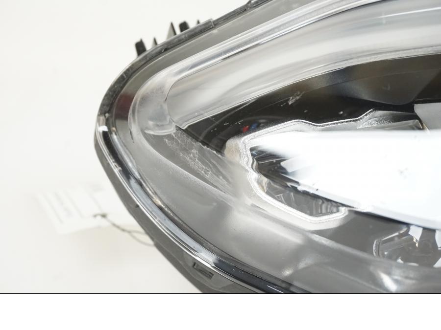 Snett uppifrån på Strålkastare från en Ducati Multistrada 1158 V4 -2021 motorcykel.