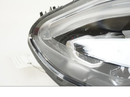 Snett uppifrån på Strålkastare från en Ducati Multistrada 1158 V4 -2021 motorcykel.