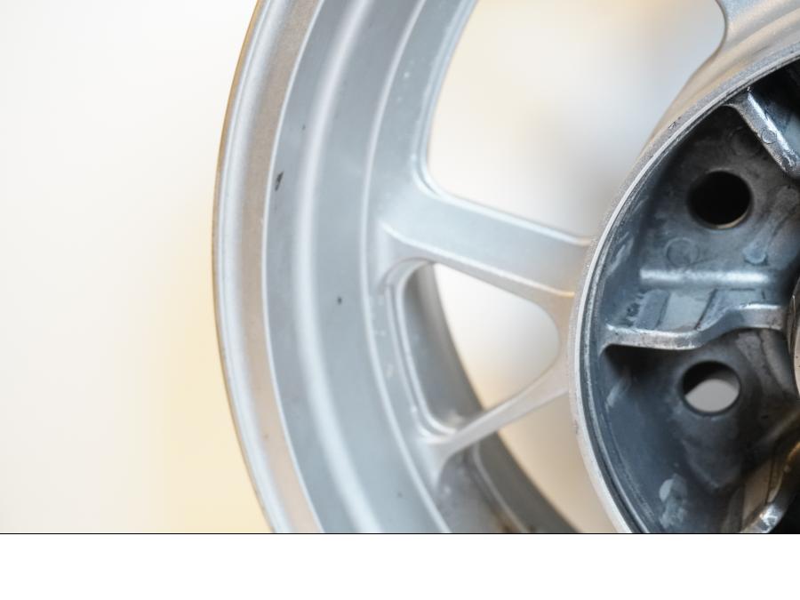 Snett nerifrån på Fälg från en Kawasaki GTR 1400 -2008 motorcykel.