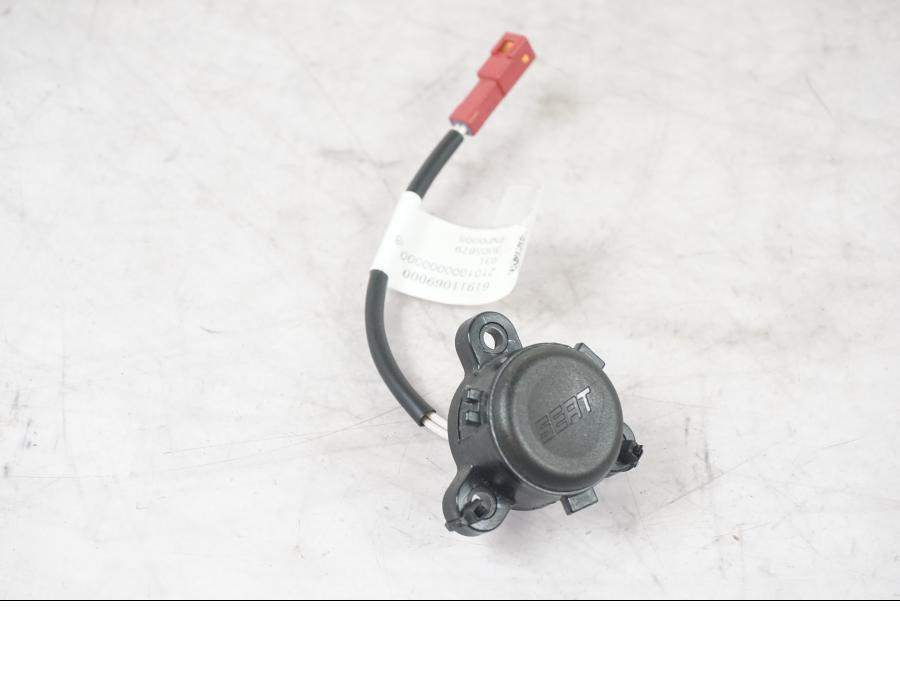 Framsidan på Sadellås från en KTM 1290 Super Adventure S -2022 motorcykel.