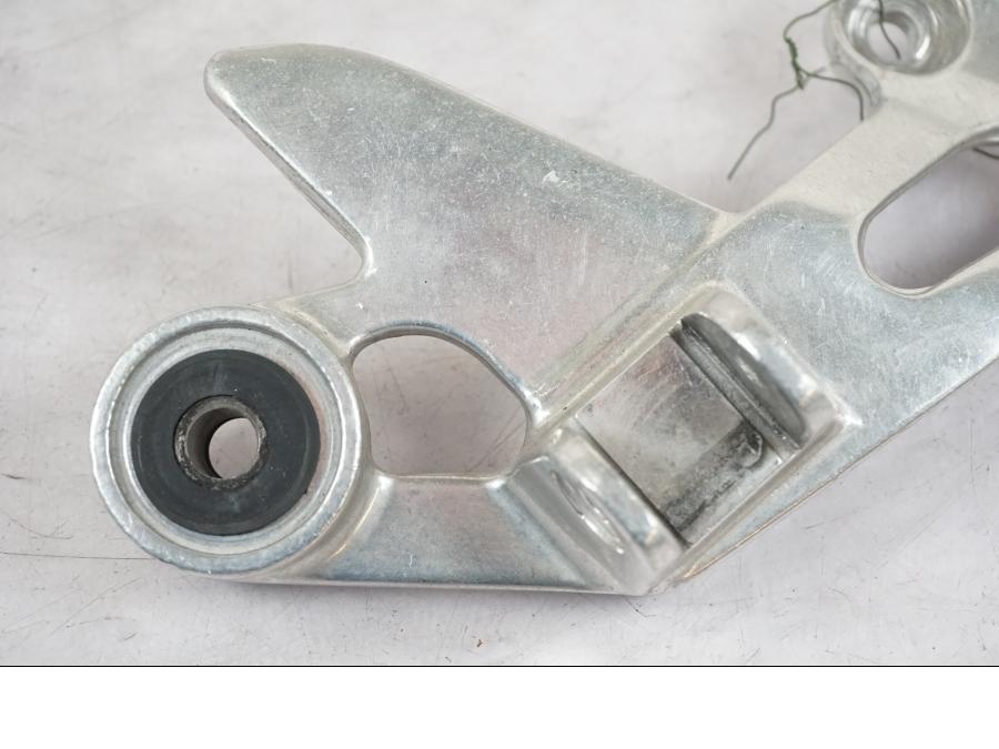 Höger sida på Fotpinnefäste från en Yamaha XJ 900 S -1999 motorcykel.