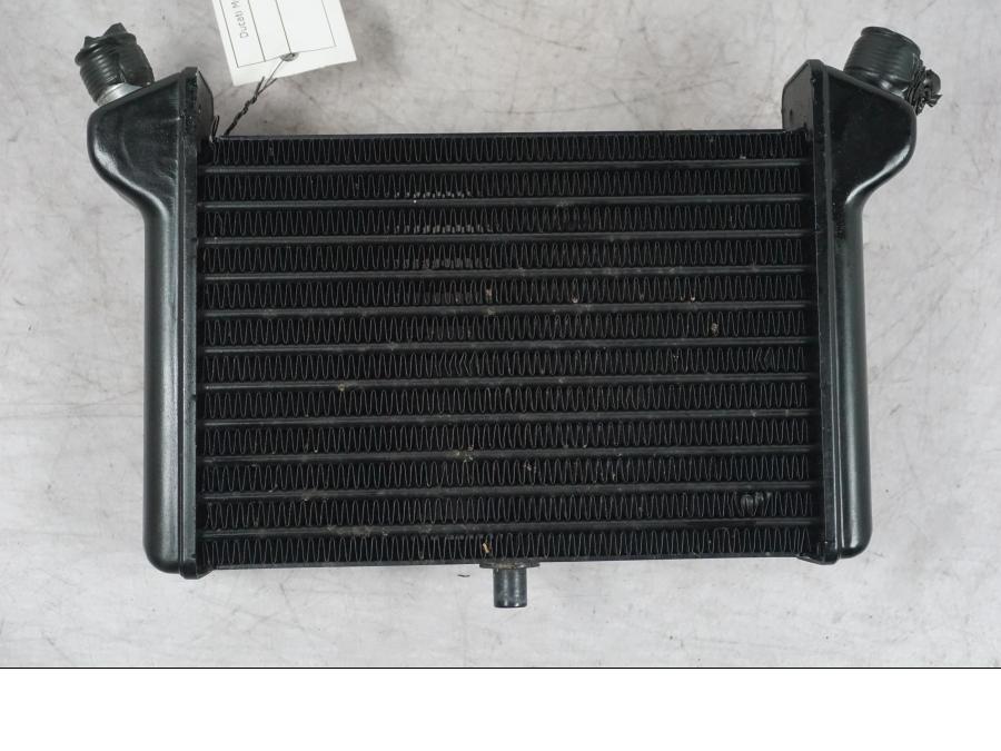 Snett nerifrån på Oljekyl från en Ducati Multistrada V4 -2024 motorcykel.