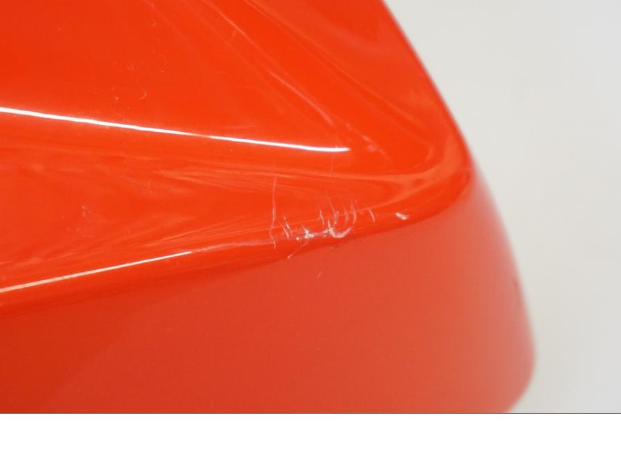 Snett nerifrån på Bensintankskåpa från en Ducati Hyperstrada -2015 motorcykel.