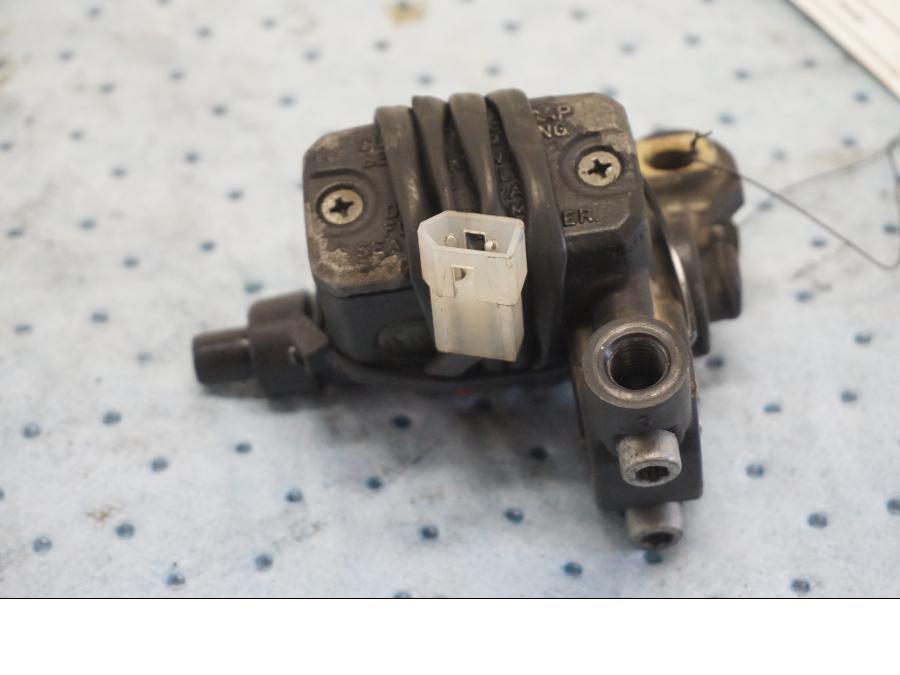 Baksidan på Bromshuvudcylinder från en BMW F 650 ST -1999 motorcykel.