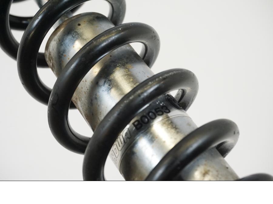 Snett nerifrån på Stötdämpare från en BMW R 850 R -1995 motorcykel.