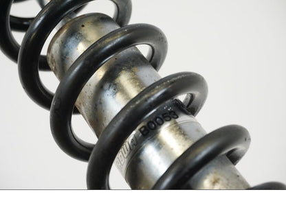 Snett nerifrån på Stötdämpare från en BMW R 850 R -1995 motorcykel.