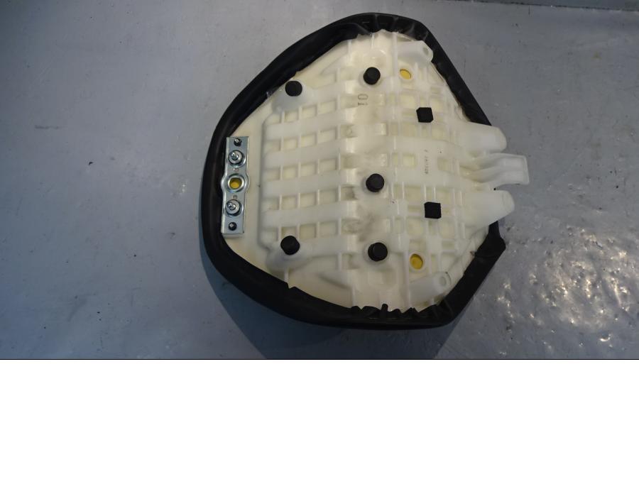 Höger sida på Sadel från en Indian Indian Chief Dark Horse -2017 motorcykel.