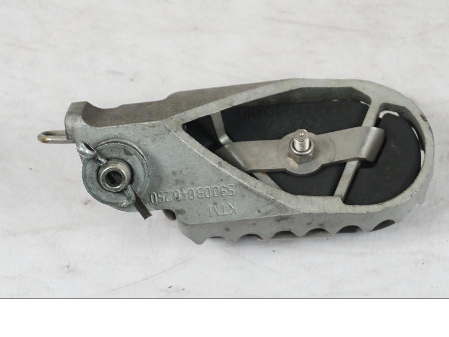 Vänster sida på Fotpinne från en KTM 690 SM R -2009 motorcykel.