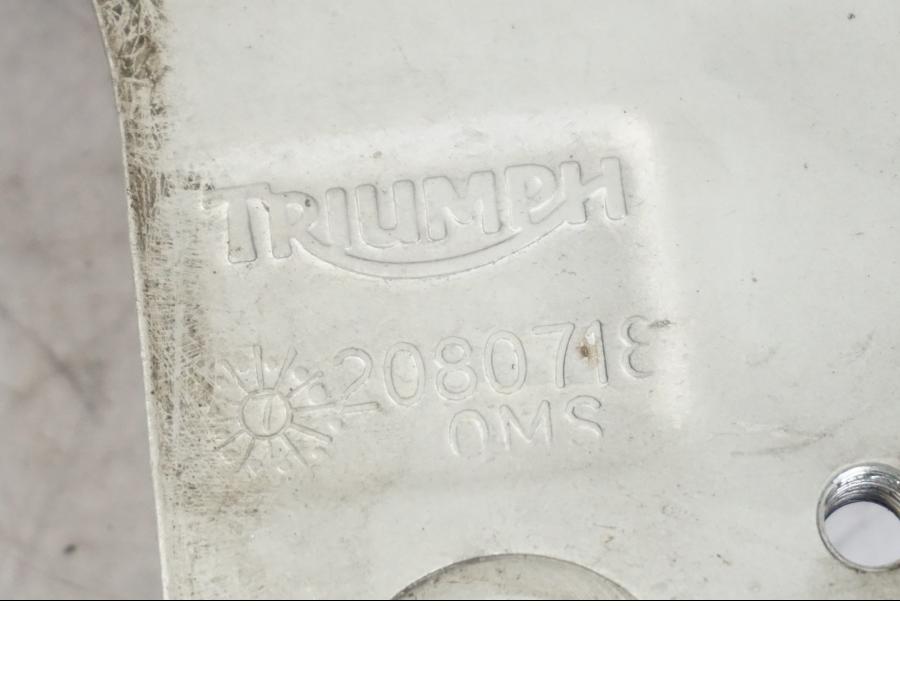 Snett uppifrån på Fotpinnefäste från en Triumph Tiger -2009 motorcykel.