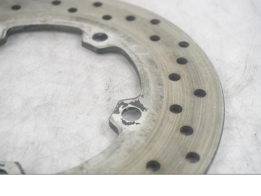 Baksidan på Bromsskiva från en Yamaha YZF R6 -2003 motorcykel.