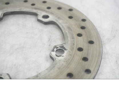 Baksidan på Bromsskiva från en Yamaha YZF R6 -2003 motorcykel.