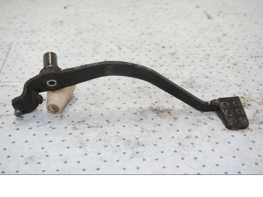 Baksidan på Bromspedal från en BMW F 650 -1998 motorcykel.