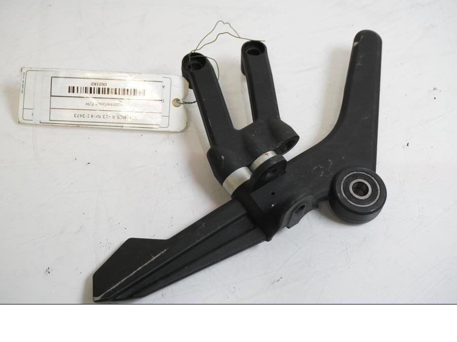 Framsidan på Fotpinnefäste från en KTM RC8 -2013 motorcykel.