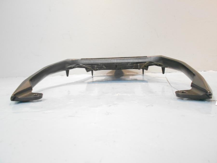 Vänster sida på Pakethållare från en Suzuki DL 650 -2011 motorcykel.