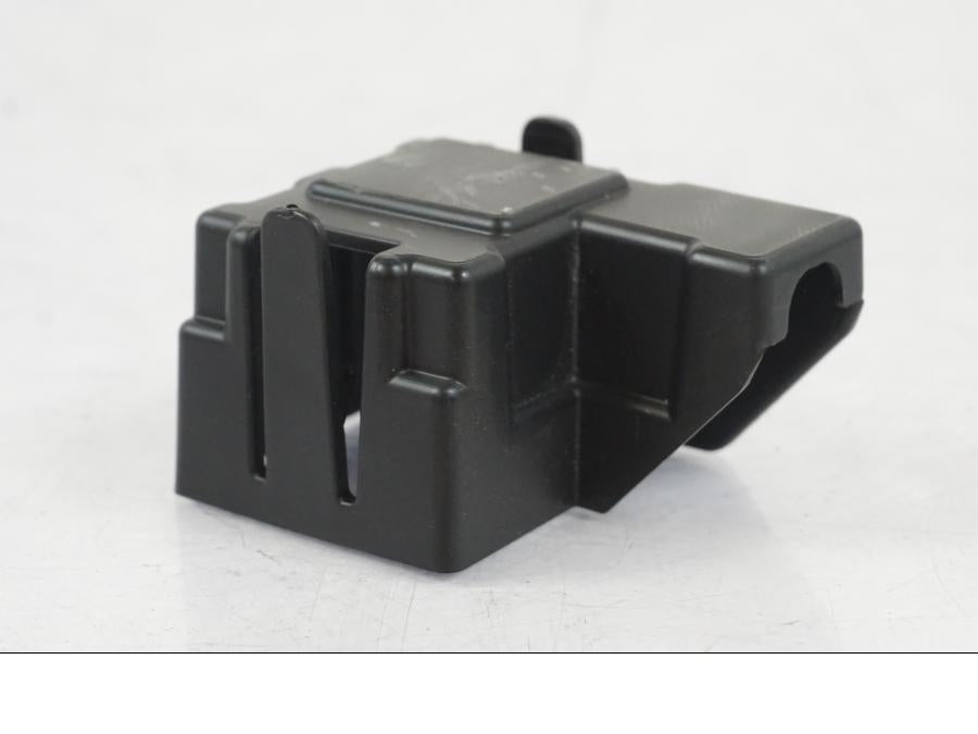 Snett uppifrån på Sadellås från en KTM 1290 Super Duke R EVO -2023 motorcykel.