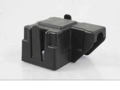 Snett uppifrån på Sadellås från en KTM 1290 Super Duke R EVO -2023 motorcykel.