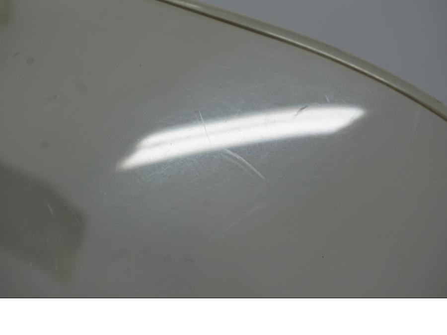 Extrabild2 på <p>Vindruta till Aprilia RSV 1000 2002.</p>

<p>Vindrutan är solblekt och har en gul "toning" sen vanlig transparant färg beroende på från vilken vinkel man kollar på den.</p>

<p>Ytliga repor / repor finns se bilder.</p> motorcykel.