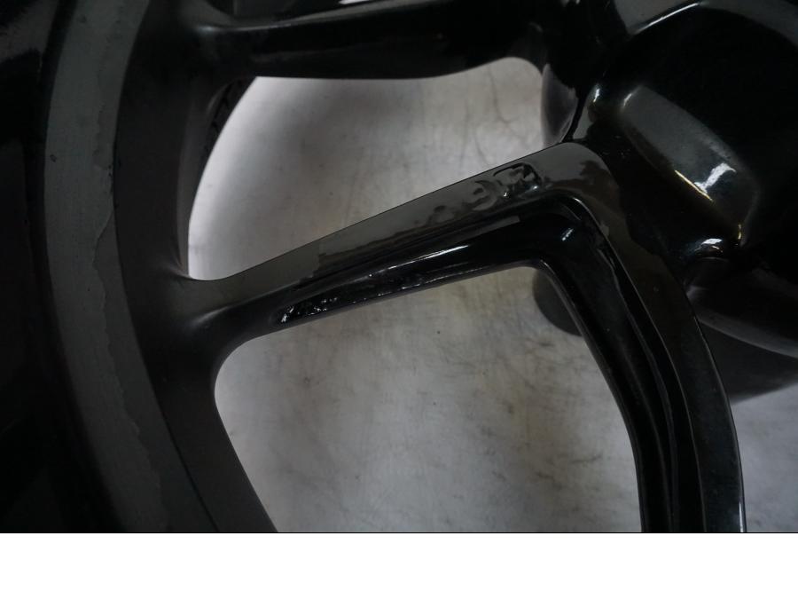 Vänster sida på Fälg från en Ducati Multistrada 1158 V4 -2021 motorcykel.