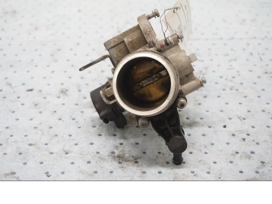 Höger sida på Spjällhus från en BMW F 650 GS -2001 motorcykel.