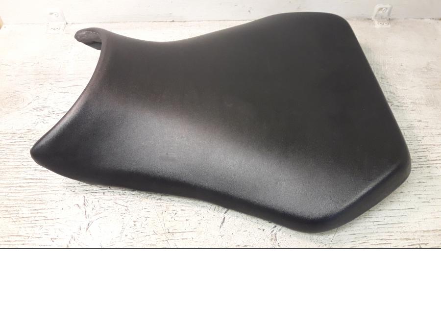 Baksidan på Sadel från en Yamaha YZF 1000 R1 -2003 motorcykel.