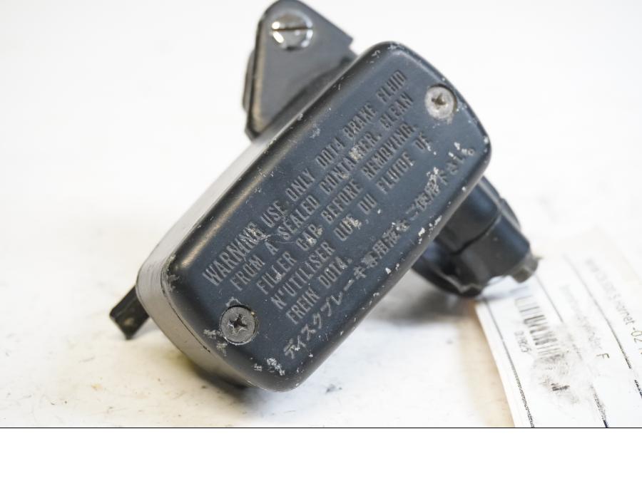 Baksidan på Bromshuvudcylinder från en Honda CB 600 Hornet -2002 motorcykel.