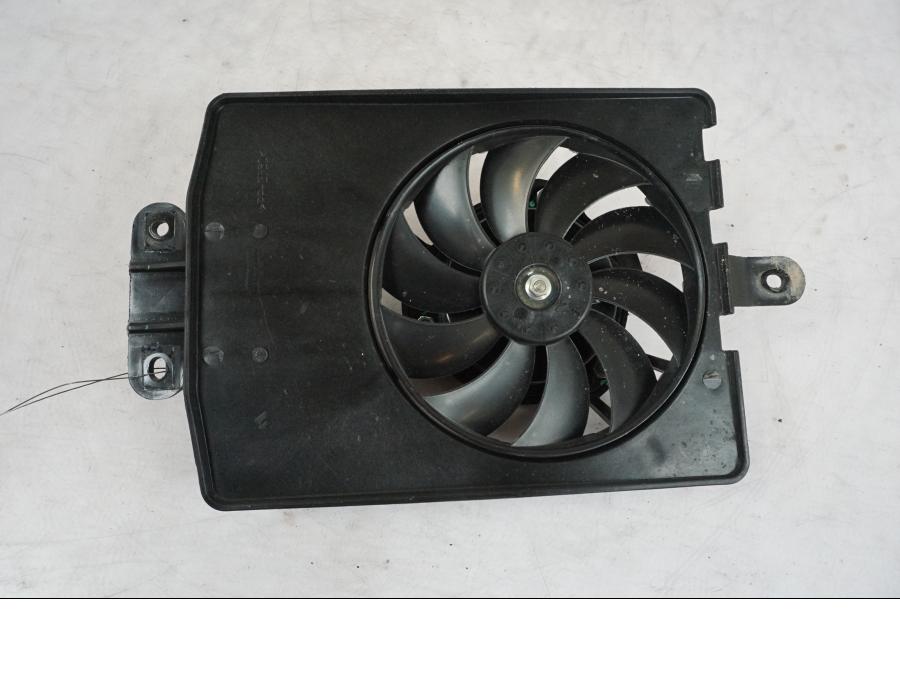 Framsidan på Vattenkylfläkt från en Triumph Bonneville T120 -2021 motorcykel.