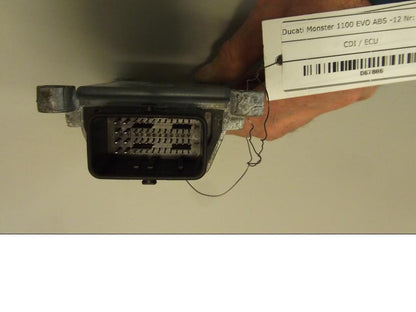 Vänster sida på CDI / ECU från en Ducati Monster 1100 EVO ABS -2012 motorcykel.