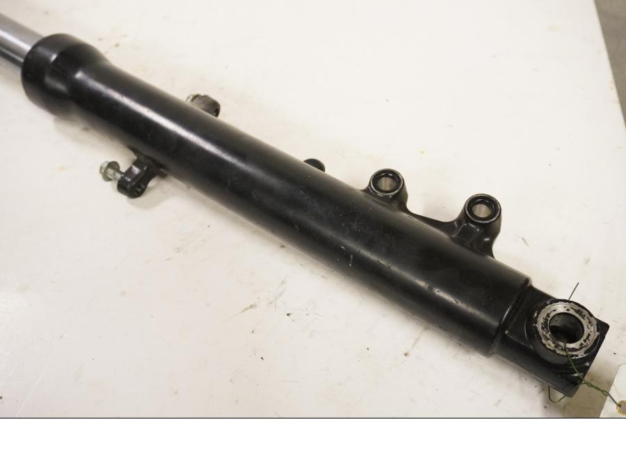 Baksidan på Gaffelben från en Kawasaki GPZ 600 R -1994 motorcykel.