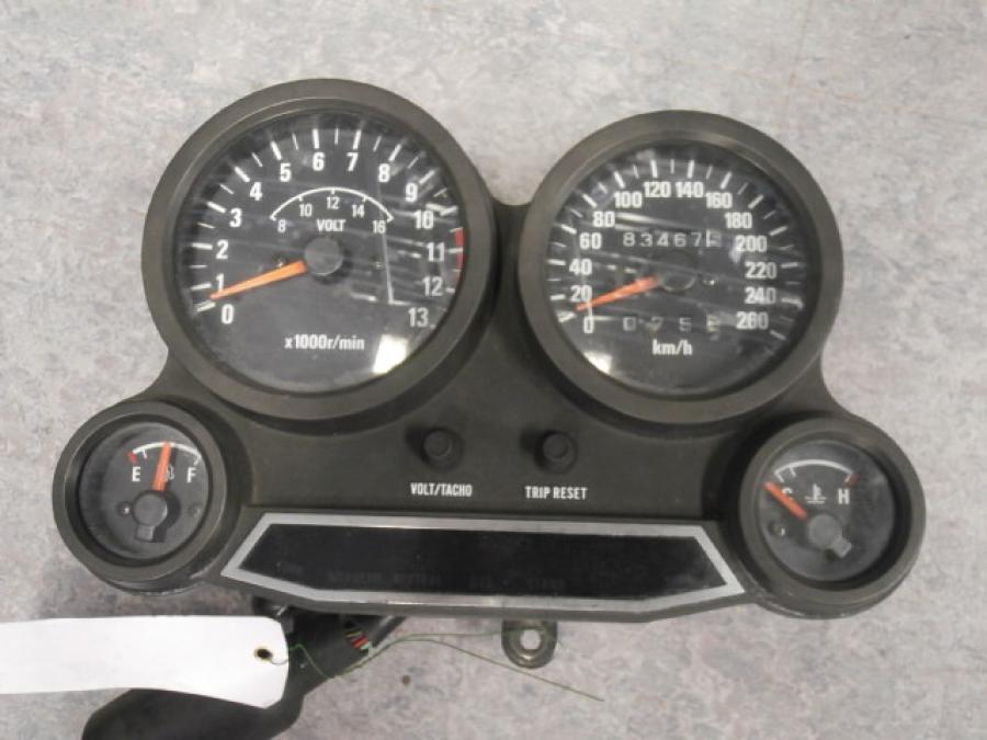 Framsidan på Instrumentpanel från en Kawasaki GPZ 900 -1985 motorcykel.