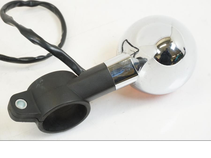 Snett nerifrån på Blinkers från en Kawasaki VN 800 -2000 motorcykel.