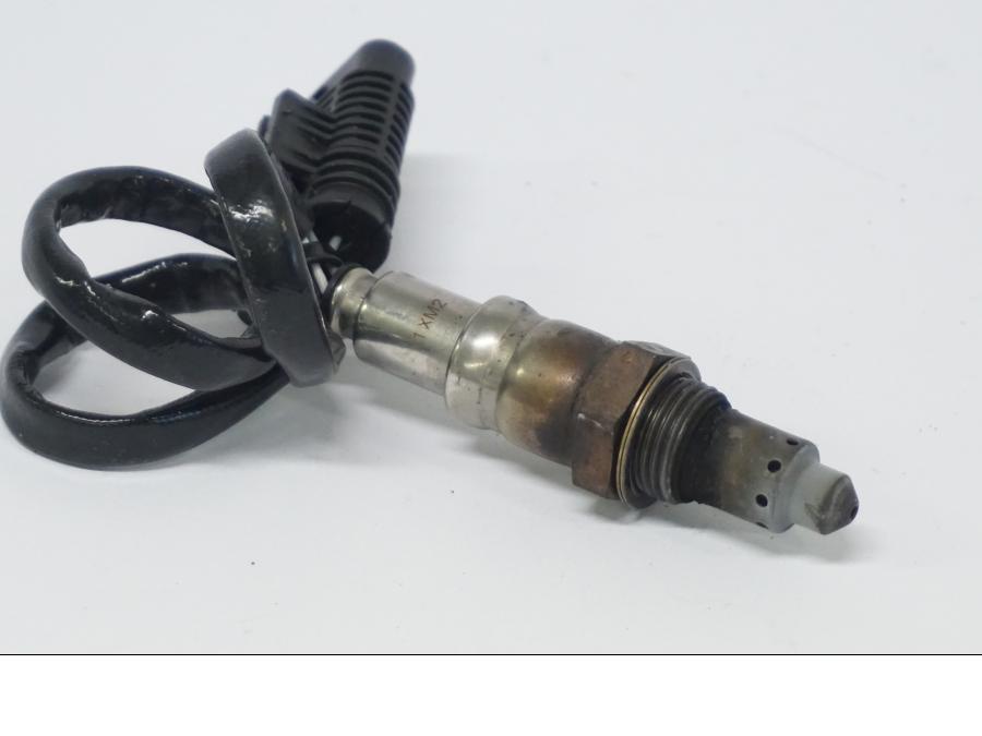 Vänster sida på Lambdasond från en BMW R 1250 GS -2022 motorcykel.