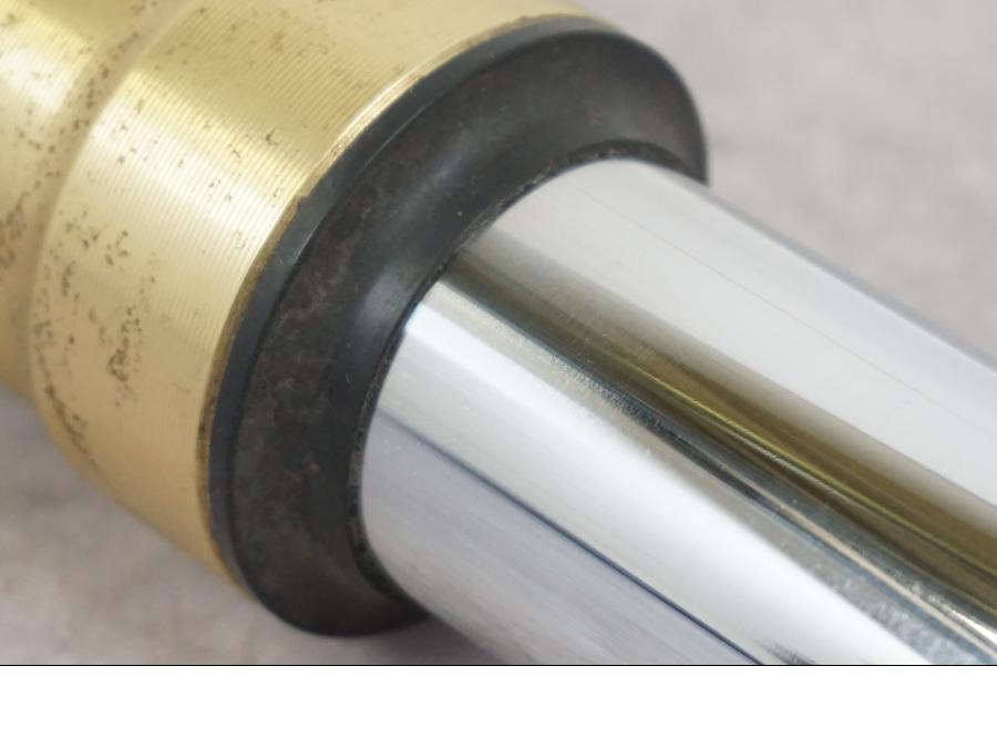 Snett uppifrån på Gaffelben från en Triumph Tiger -2009 motorcykel.