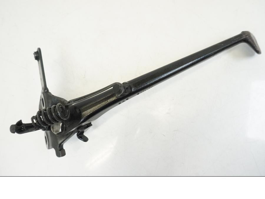 Snett nerifrån på Sidostöd från en Suzuki GSX 1300 R -2017 motorcykel.