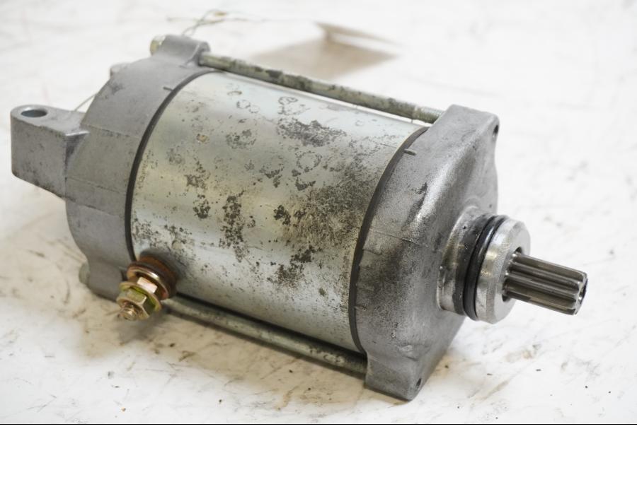 Framsidan på Startmotor från en Honda VT 600 C -1999 motorcykel.