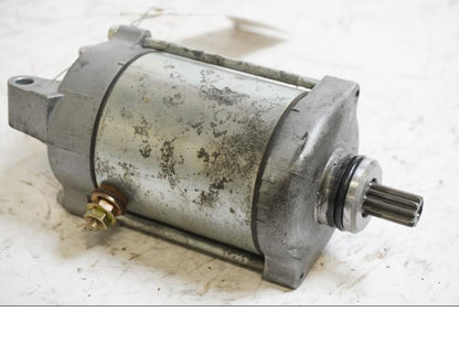 Framsidan på Startmotor från en Honda VT 600 C -1999 motorcykel.