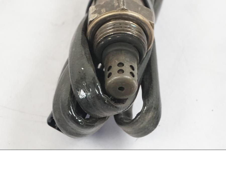 Vänster sida på Lambdasond från en Kawasaki Z 900 -2019 motorcykel.