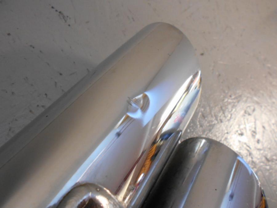 Vänster sida på Ljuddämpare från en H-D Dyna Fat Bob FXDF -2013 motorcykel.