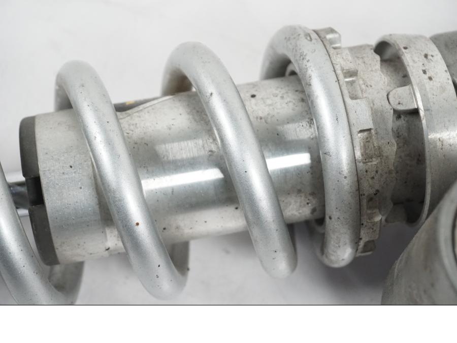 Snett nerifrån på Stötdämpare från en Yamaha YZF 1000 R1 -2007 motorcykel.