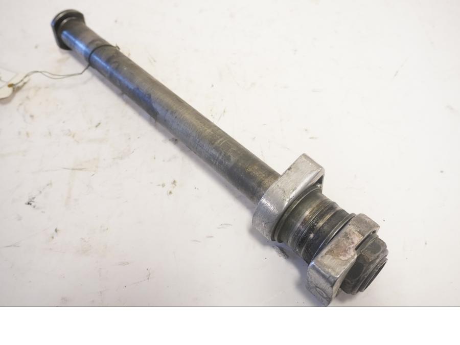 Framsidan på Axel från en Aprilia SL 1000 Falco -2000 motorcykel.