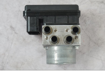 Baksidan på ABS Modulator från en KTM 1290 Super Duke R -2022 motorcykel.