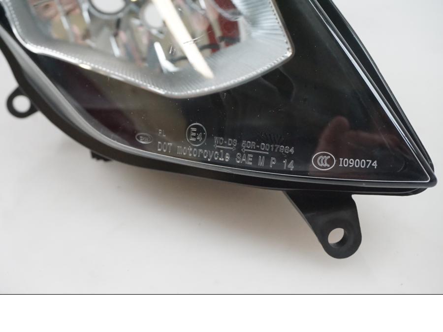 Snett nerifrån på Strålkastare från en BMW S 1000 XR -2016 motorcykel.