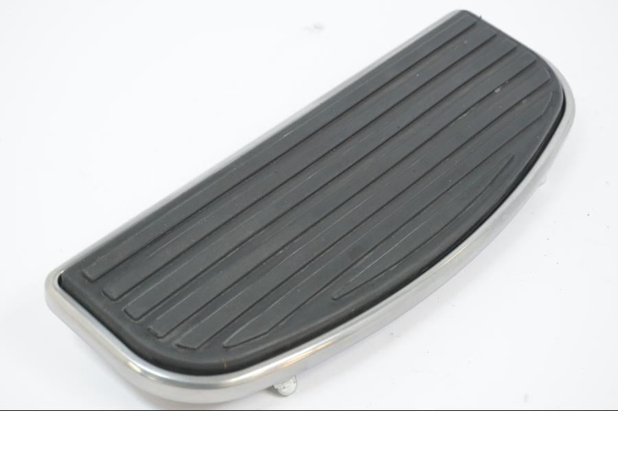 Framsidan på Fotplatta från en Kawasaki VN 1500 -2002 motorcykel.