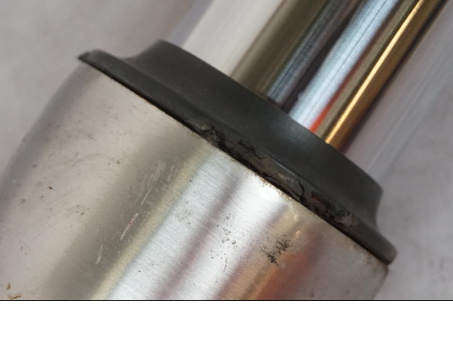 Extrabild1 på Gaffelben från en Suzuki SV 650 -1999 motorcykel.