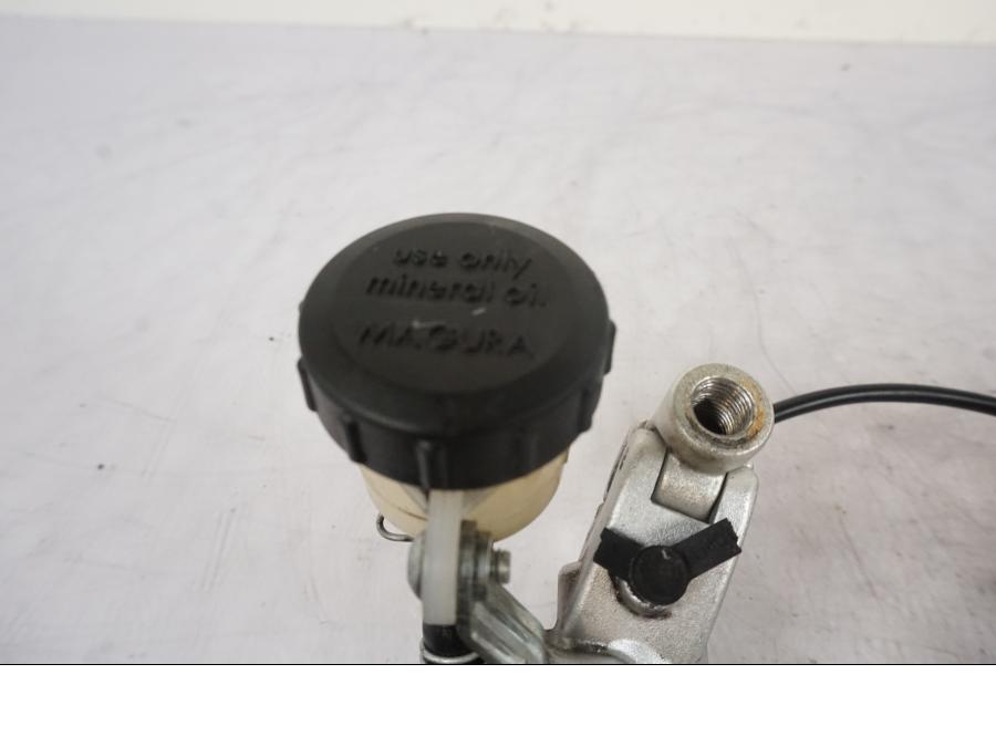 Snett uppifrån på Kopplingshuvudcylinder från en KTM 990 Super Duke -2006 motorcykel.