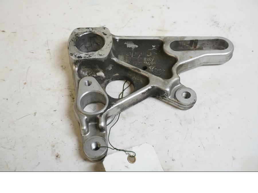 Framsidan på Bromsoksfäste från en Aprilia RSV 1000 -2010 motorcykel.